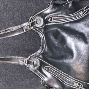 Leather shoulder bag zippers on the front zipper in the middle